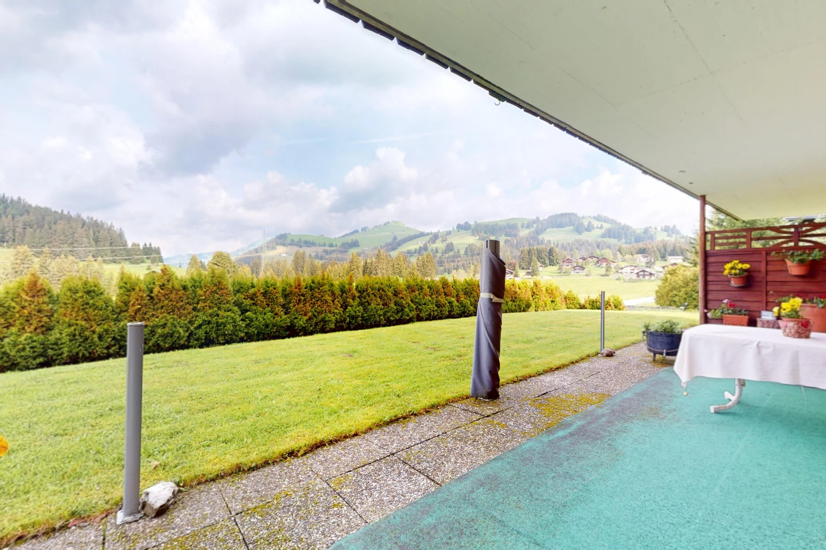 jardin avec pelouse, from property, vue sur la montagne, mountain view, et day time