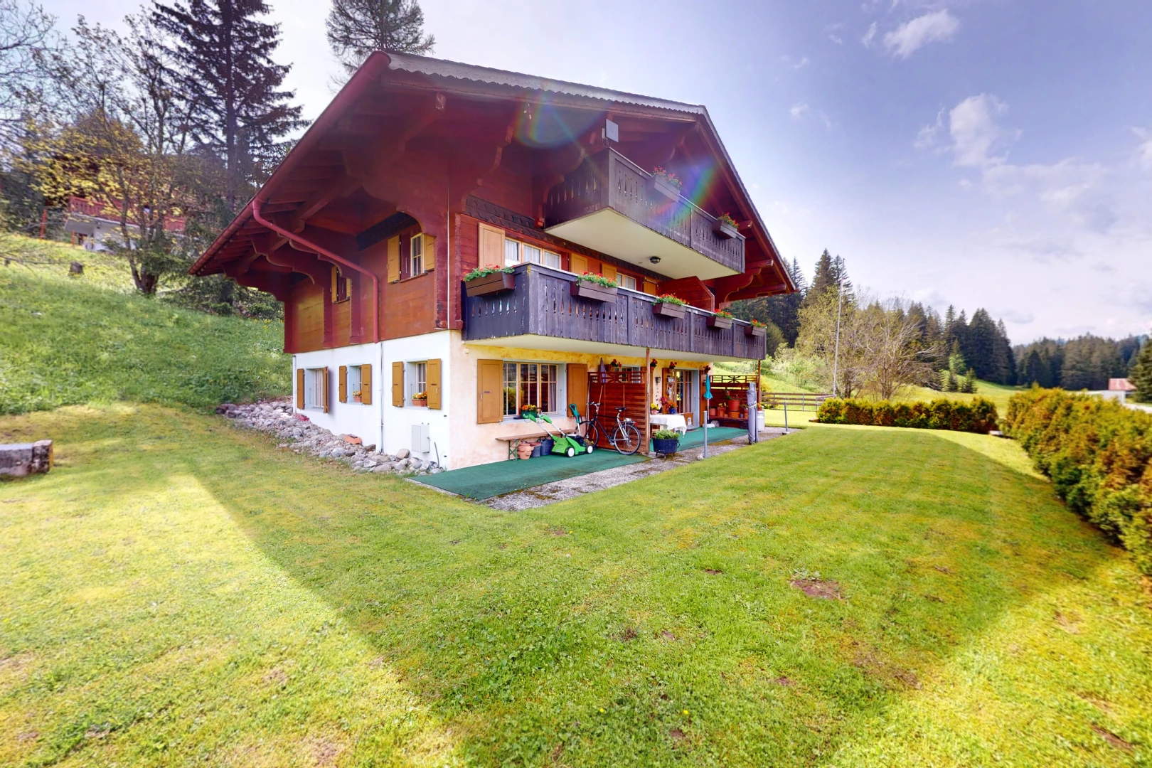 façade avec property visible, balcon, pelouse, et terrasse