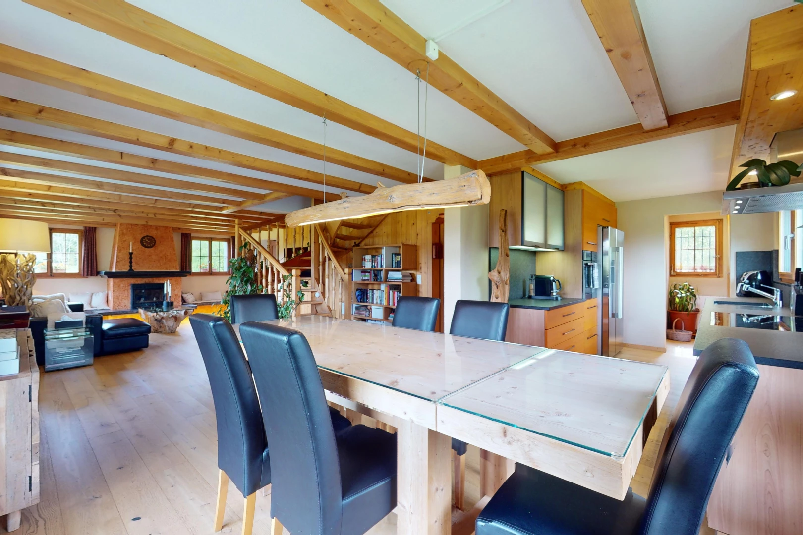 salle à manger avec inside property, lumière naturelle, natural light, sol en finition bois, et wood finish floor