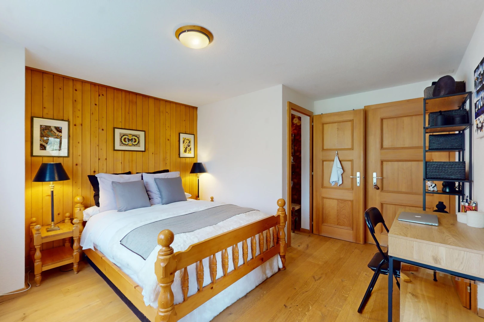 chambre avec cloison sèche, drywall, sol en finition bois, wood finish floor, et mur en bois