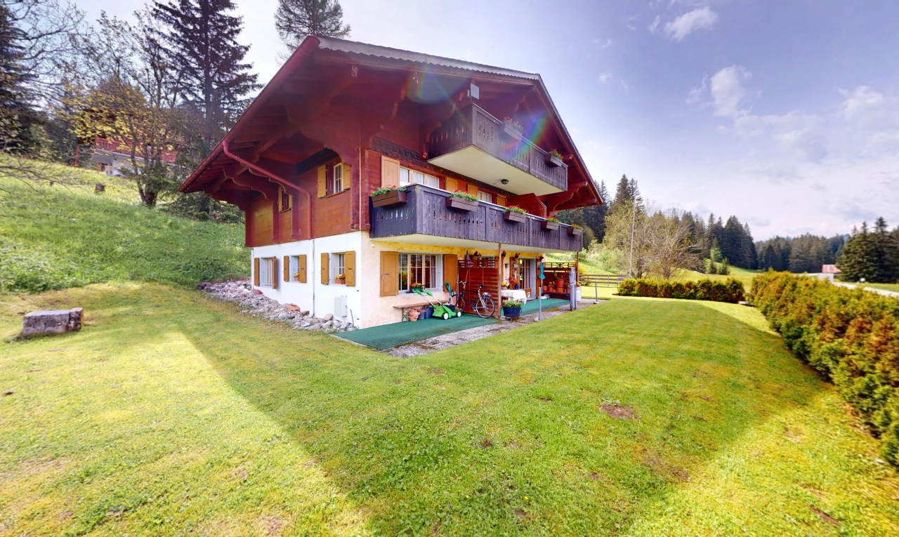 façade avec property visible, balcon, pelouse, et terrasse