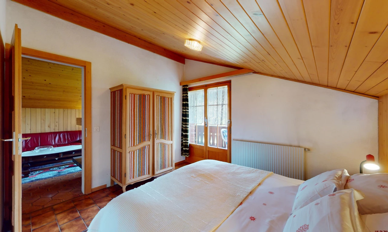 chambre avec natural light, lumière naturelle, vaulted ceiling, plafond voûté, et inside property