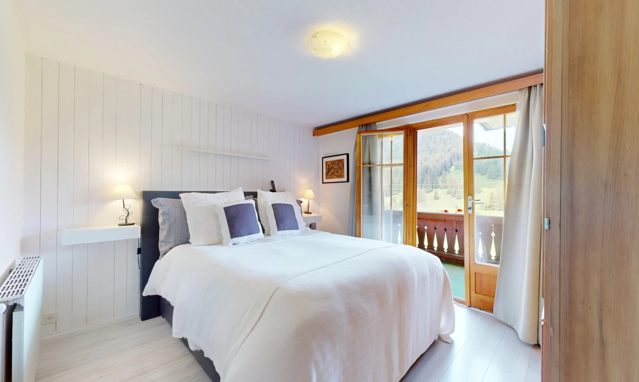 chambre avec inside property, accès à l'extérieur, sol en finition bois, wood finish floor, et lumière naturelle