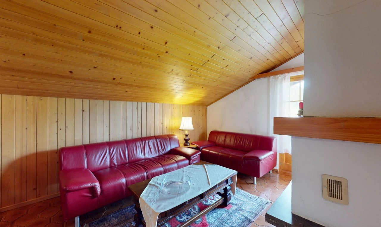 salon avec pièce supplémentaire, low ceiling, plafond bas, wood ceiling, et plafond en bois