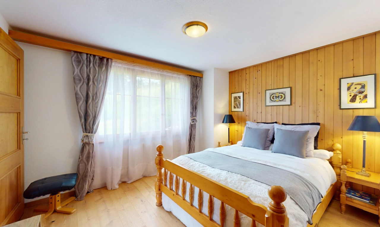 chambre avec lumière naturelle, natural light, inside property, mur en bois, et wood wall
