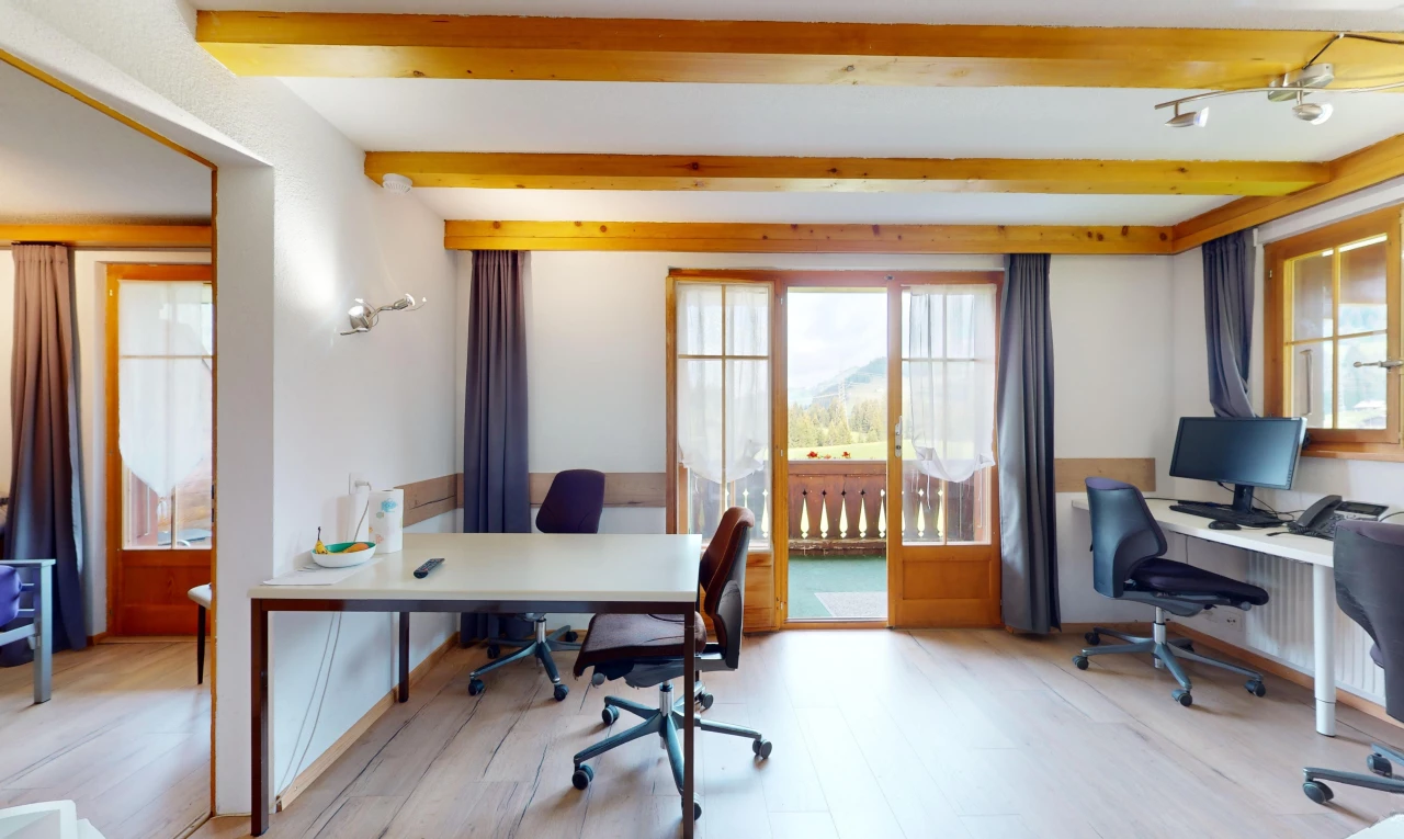 bureau avec télévision, plafond à poutres, beamed ceiling, inside property, et espace bureau