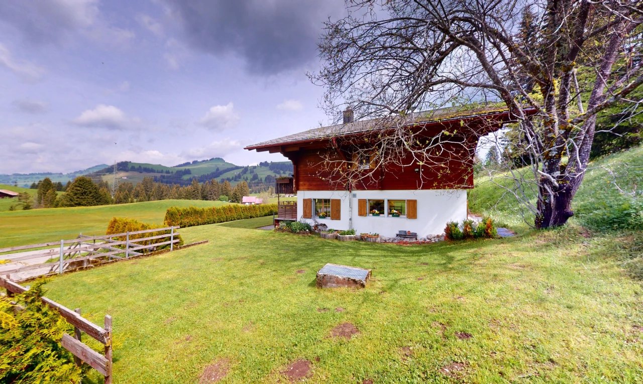 façade avec pelouse, clôture, vue sur la montagne, mountain view, et property visible