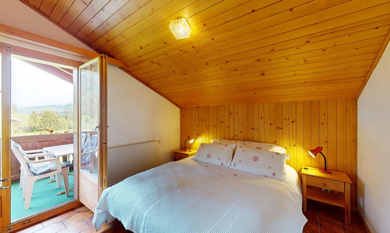 chambre avec plafond voûté, vaulted ceiling, accès à l'extérieur, lumière naturelle, et natural light