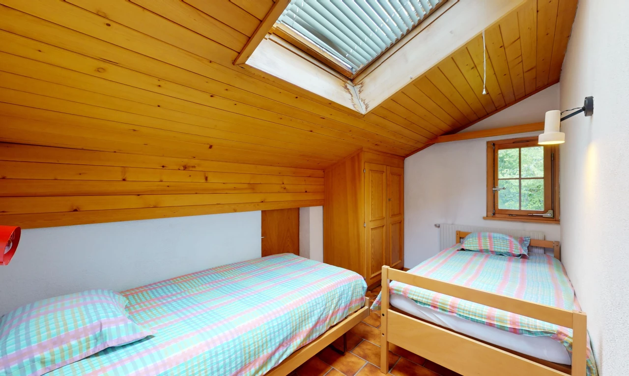 chambre avec plafond voûté, vaulted ceiling, lumière naturelle, natural light, et pièce supplémentaire