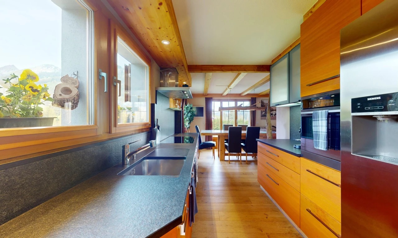 cuisine avec évier, réfrigérateur, wood finish floor, sol en finition bois, et natural light
