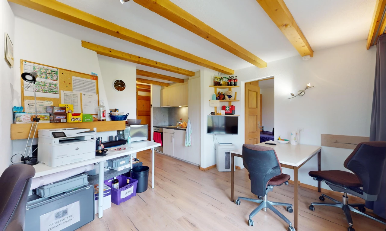 bureau avec beamed ceiling, plafond à poutres, drywall, cloison sèche, et inside property