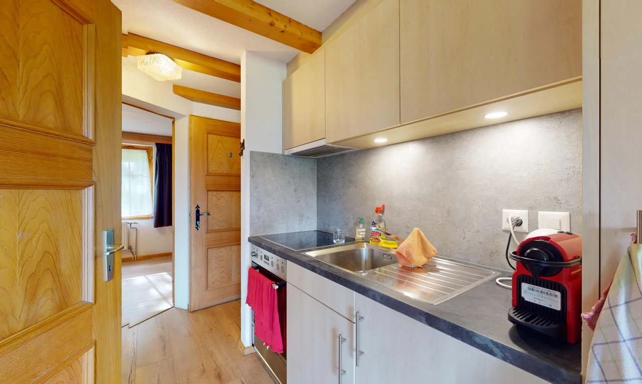 cuisine avec four, inside property, plafond à poutres, beamed ceiling, et sol en finition bois