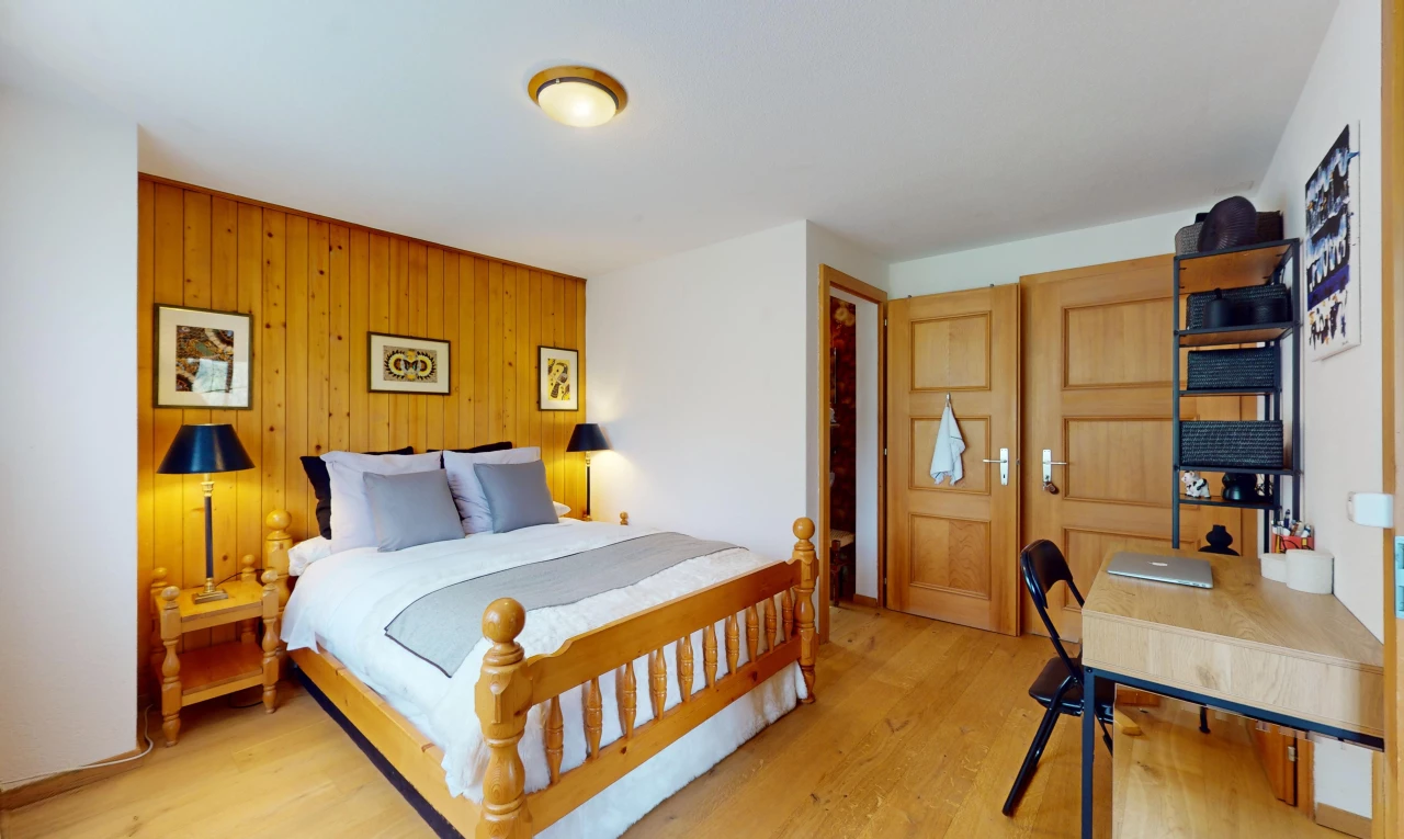 chambre avec cloison sèche, drywall, sol en finition bois, wood finish floor, et mur en bois