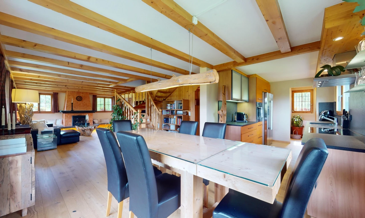 salle à manger avec inside property, lumière naturelle, natural light, sol en finition bois, et wood finish floor
