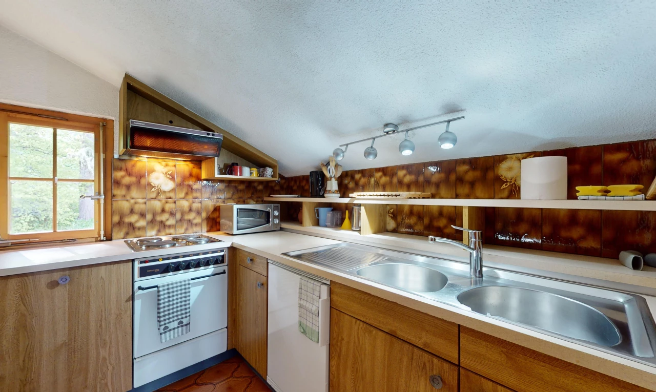cuisine avec four, natural light, lumière naturelle, vaulted ceiling, et plafond voûté
