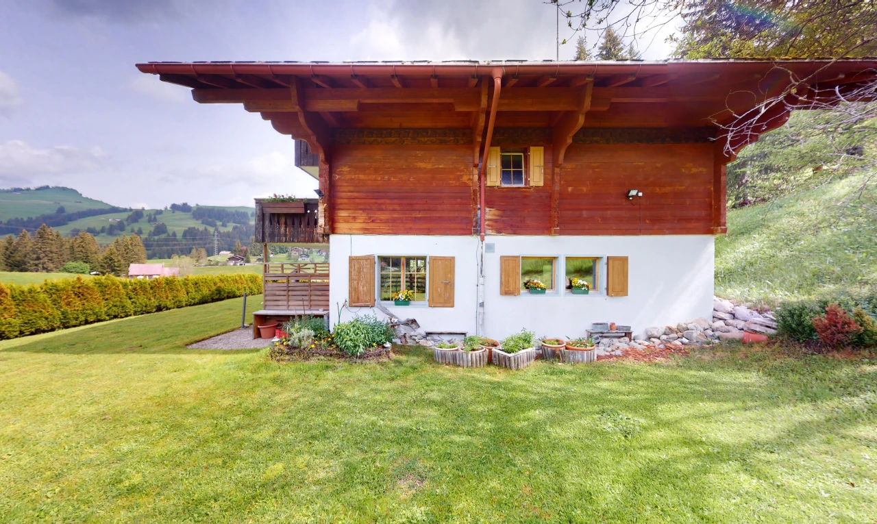 façade avec bardage en bois, bardage horizontal, pelouse, et property visible