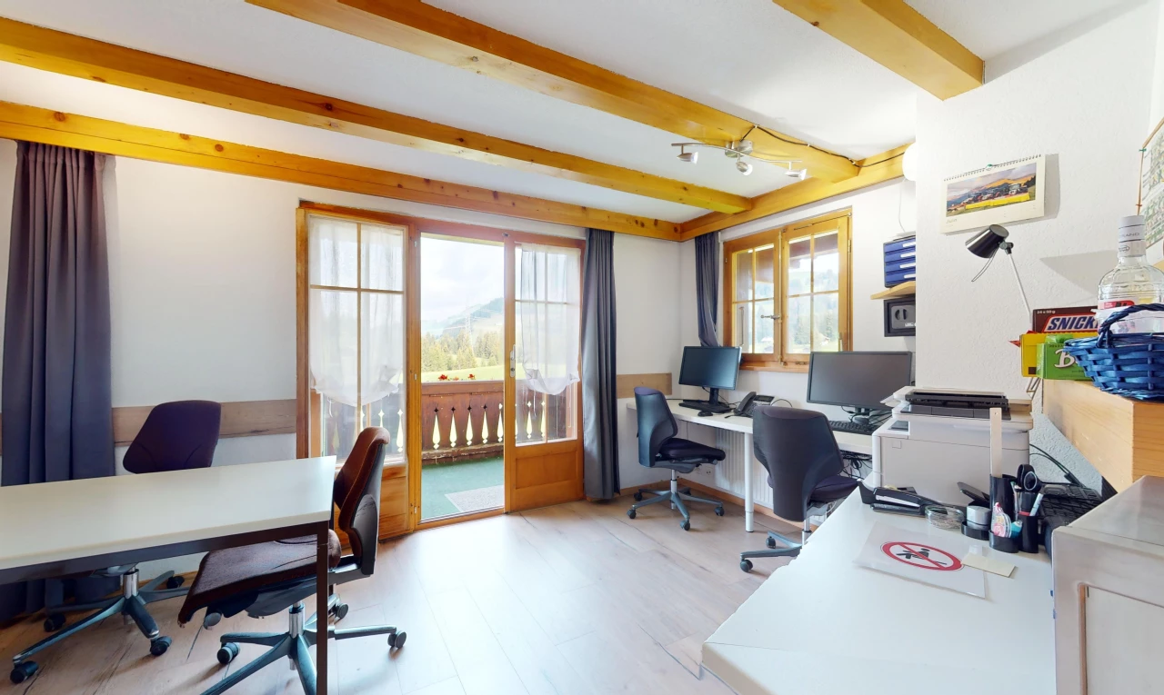 bureau avec télévision, inside property, lumière naturelle, natural light, et espace bureau