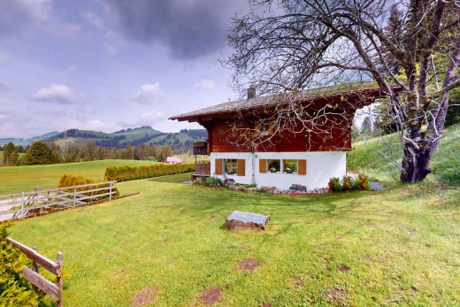 façade avec pelouse, clôture, vue sur la montagne, mountain view, et property visible