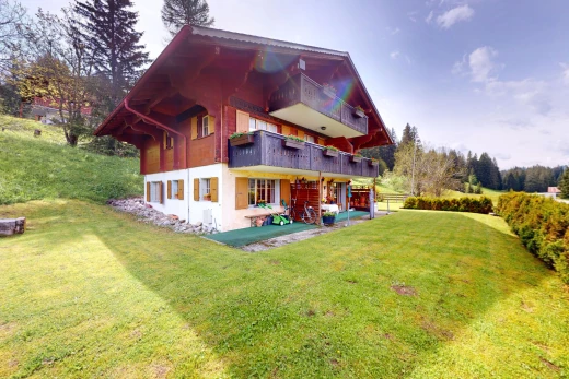 façade avec property visible, balcon, pelouse, et terrasse