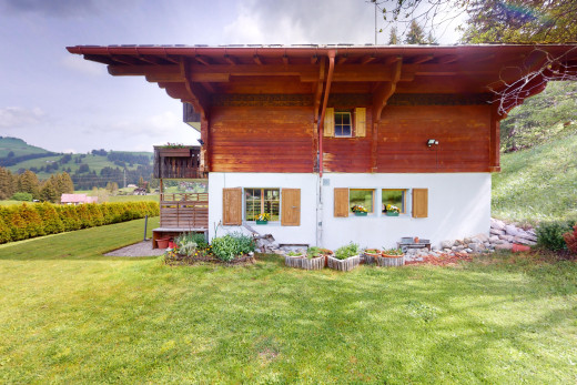 außenansicht mit holzverkleidung, horizontale verkleidung, rasen, und property visible