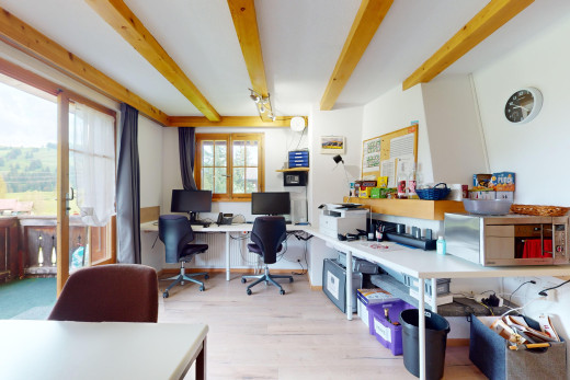 bureau avec télévision, plafond à poutres, beamed ceiling, lumière naturelle, et natural light