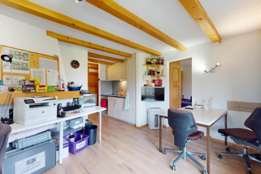 bureau avec beamed ceiling, plafond à poutres, drywall, cloison sèche, et inside property