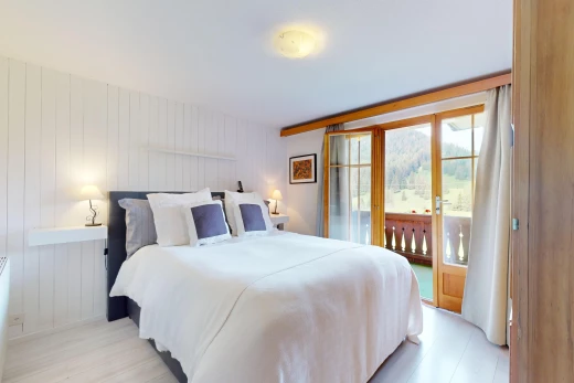 chambre avec inside property, accès à l'extérieur, sol en finition bois, wood finish floor, et lumière naturelle