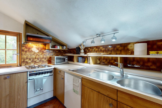 cuisine avec four, natural light, lumière naturelle, vaulted ceiling, et plafond voûté