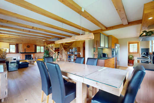 salle à manger avec inside property, lumière naturelle, natural light, sol en finition bois, et wood finish floor