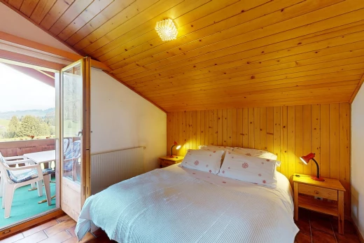 chambre avec plafond voûté, vaulted ceiling, accès à l'extérieur, lumière naturelle, et natural light