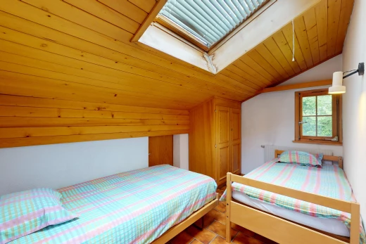 chambre avec plafond voûté, vaulted ceiling, lumière naturelle, natural light, et pièce supplémentaire