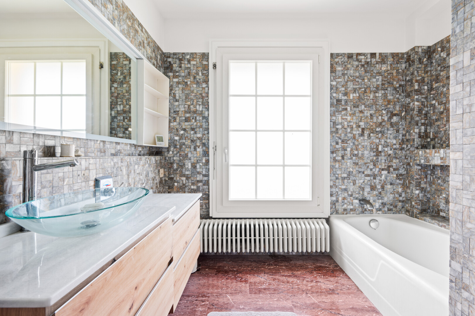 salle de bains avec natural light, lumière naturelle, lavabo (ou coiffeuse selon le contexte), salle de bain complète, et radiateur