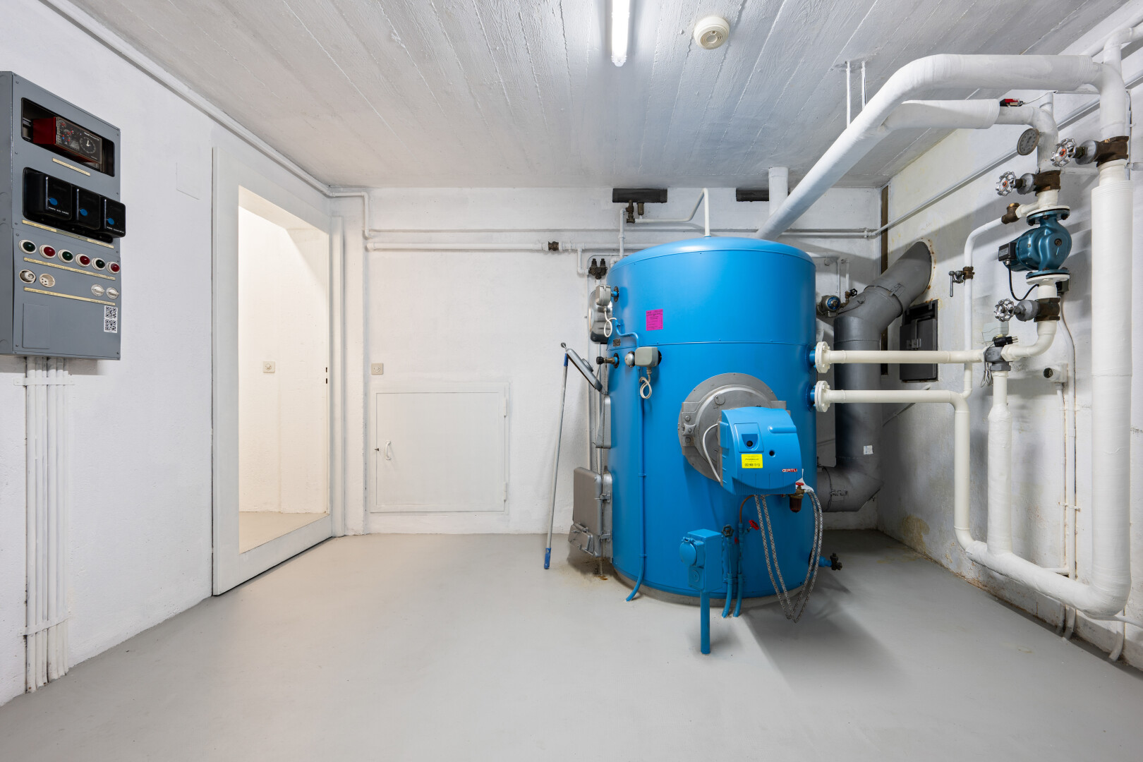 gym avec inside property, concrete floor, sol en béton, finished concrete floor, et garage