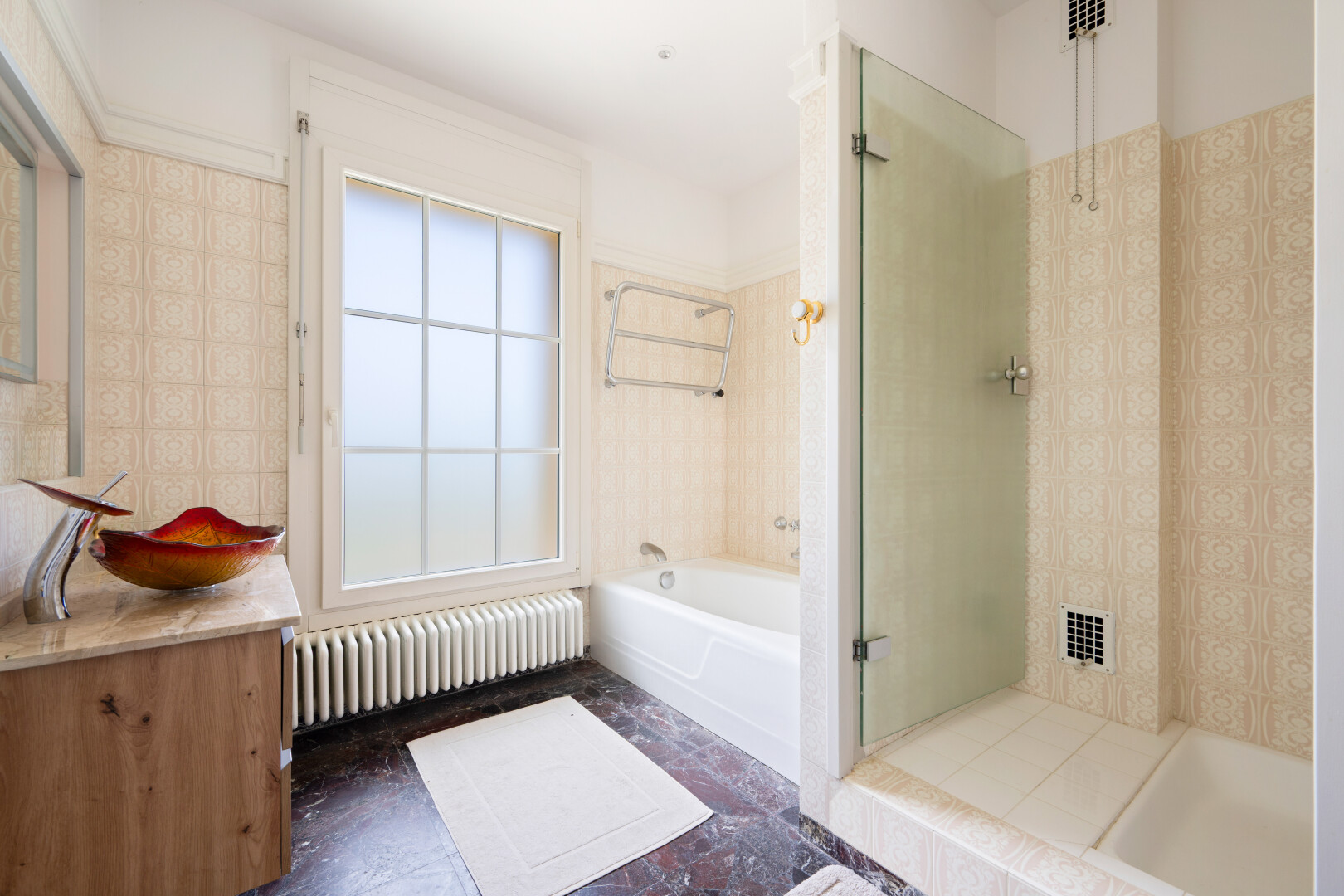 salle de bains avec bain, douche, salle de bain complète, radiateur, et inside property