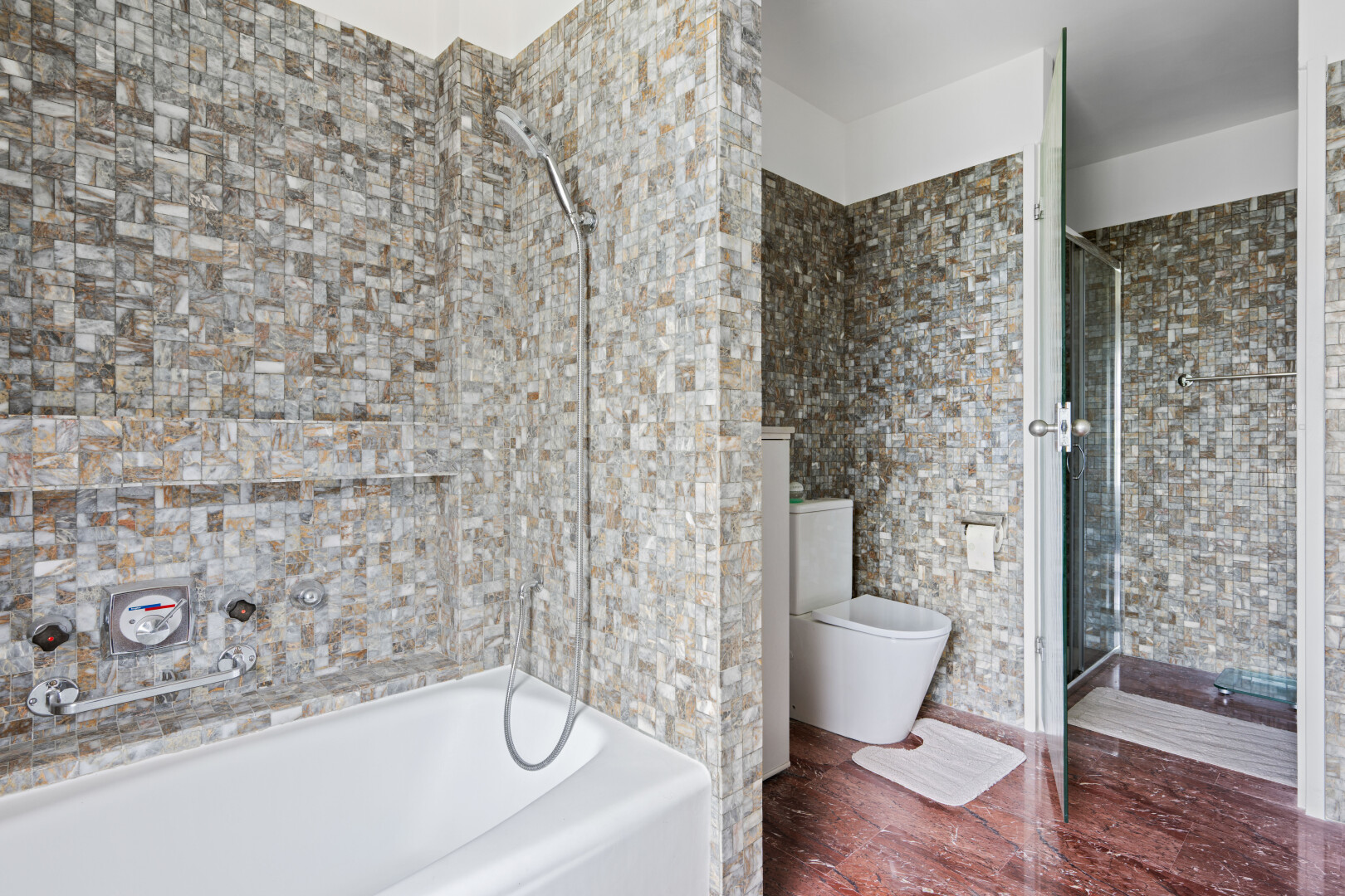 salle de bains avec douche, salle de bain complète, inside property, mur en carrelage, et tile wall