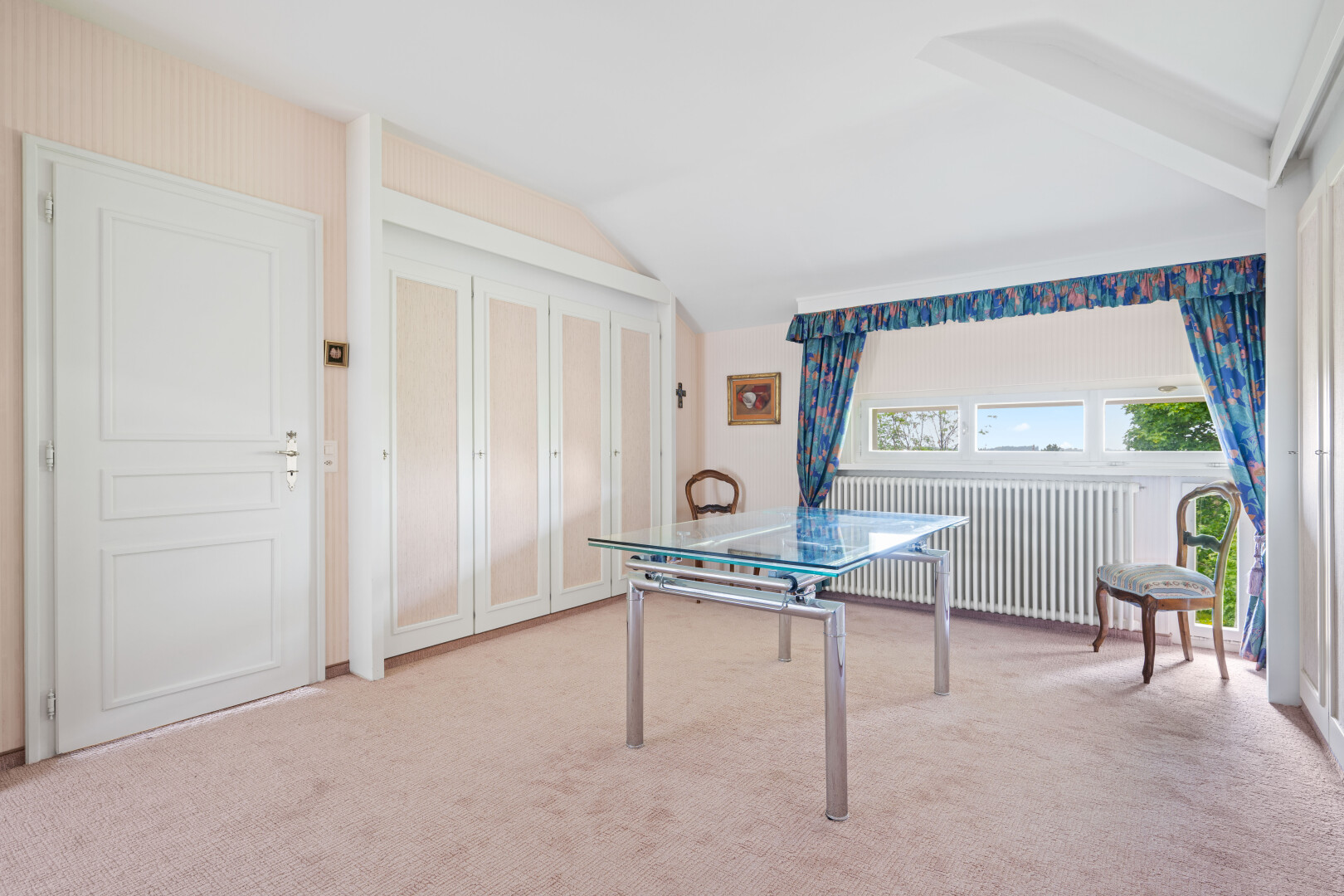 salle à manger avec inside property, moquette, carpet, radiateur, et plafond voûté