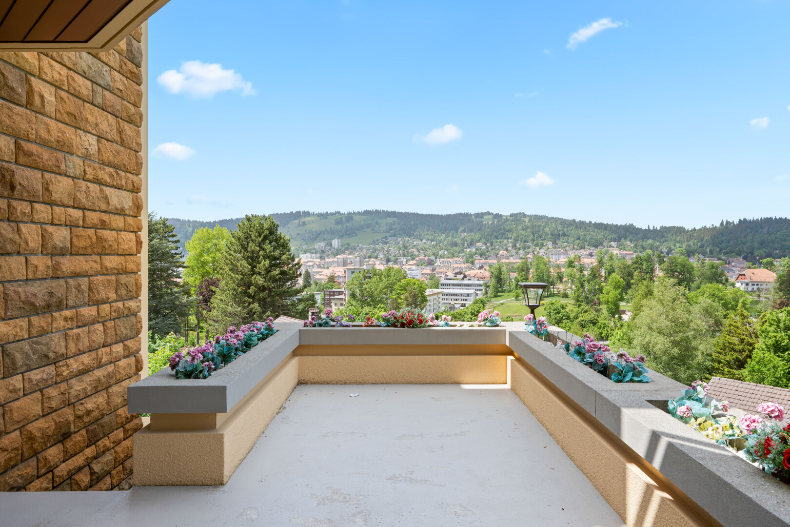 balcon avec from property, day time, et terrasse