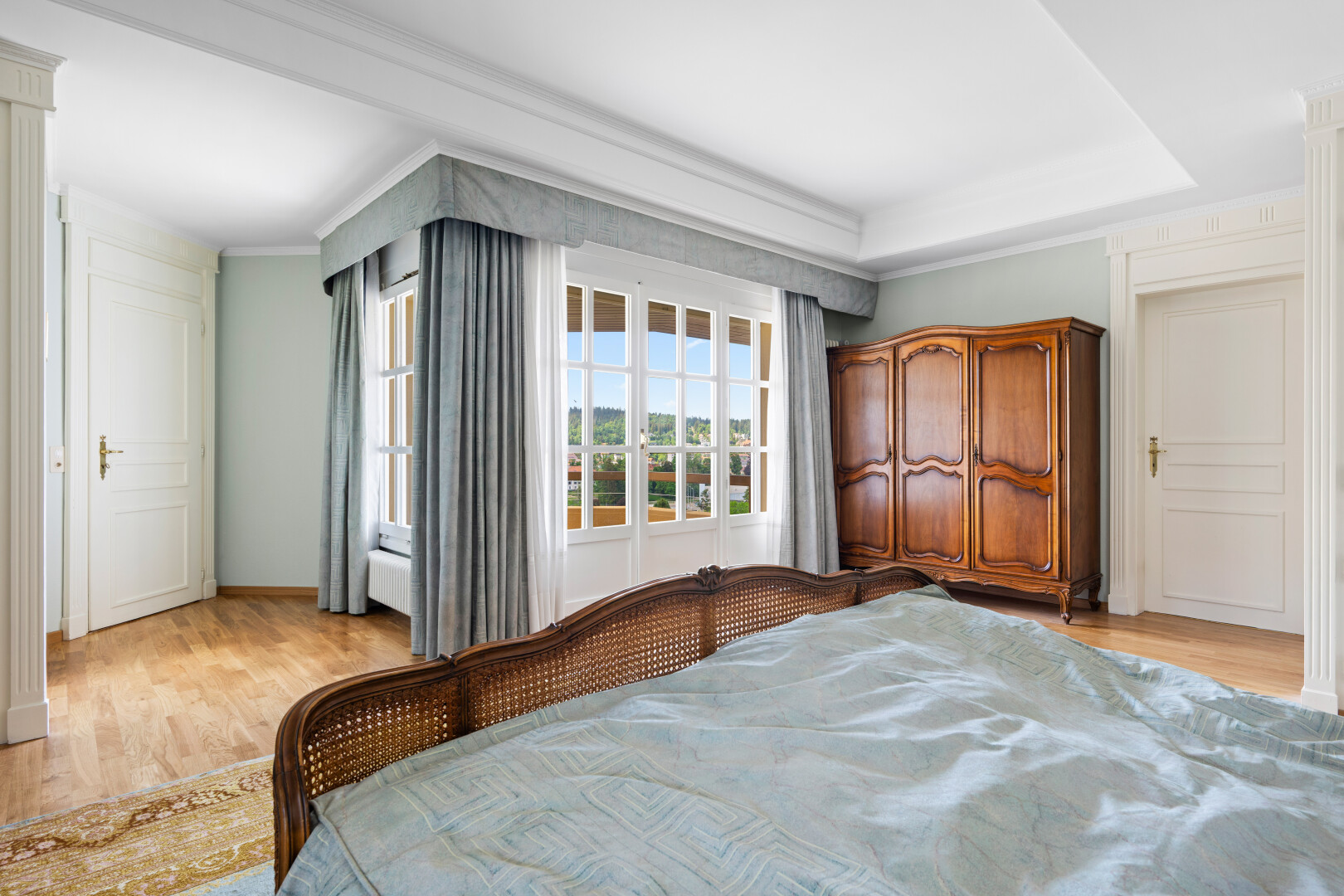 chambre avec wood finish floor, sol en finition bois, light floor, inside property, et natural light