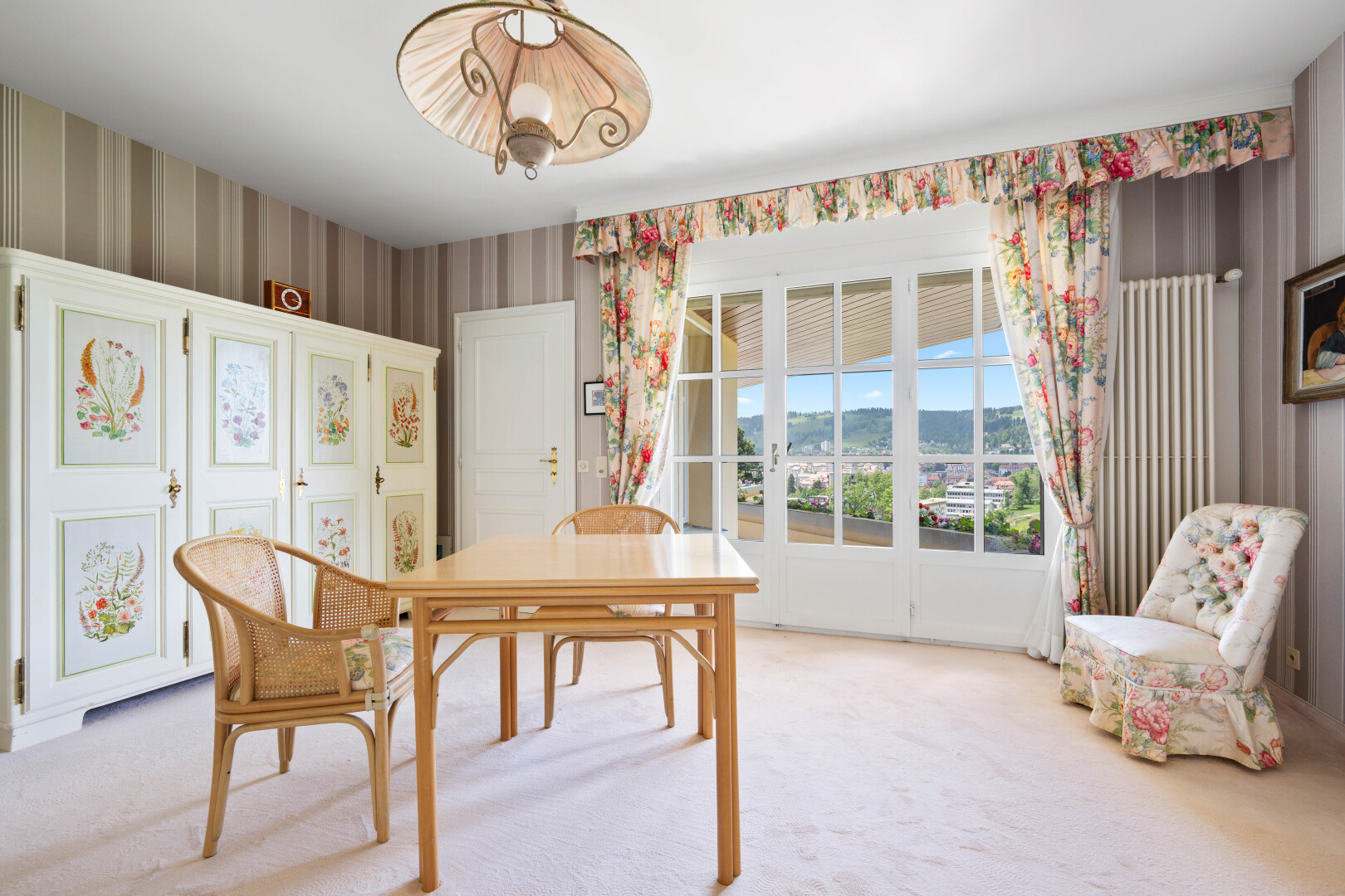 salle à manger avec moquette, carpet, inside property, mur en papier peint, et wallpaper wall