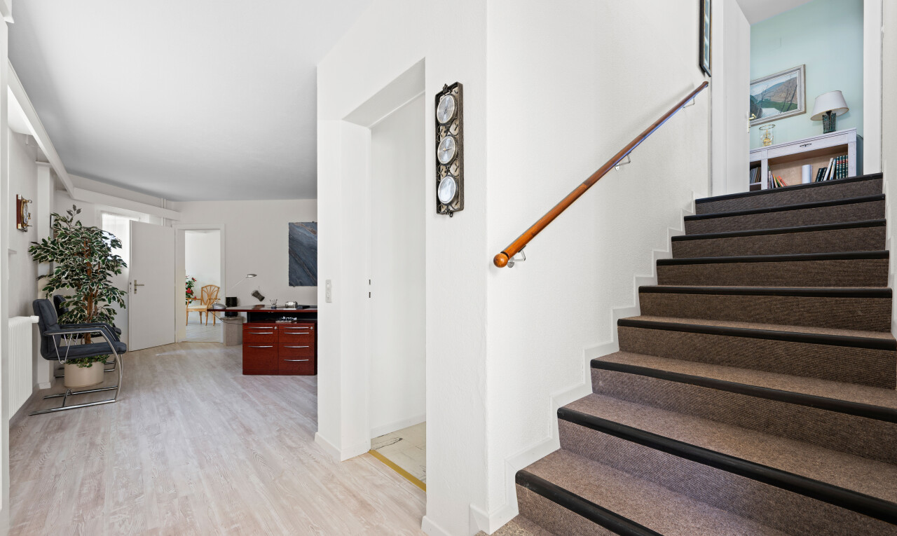 escaliers avec cloison sèche, drywall, escaliers, sol en finition bois, et wood finish floor