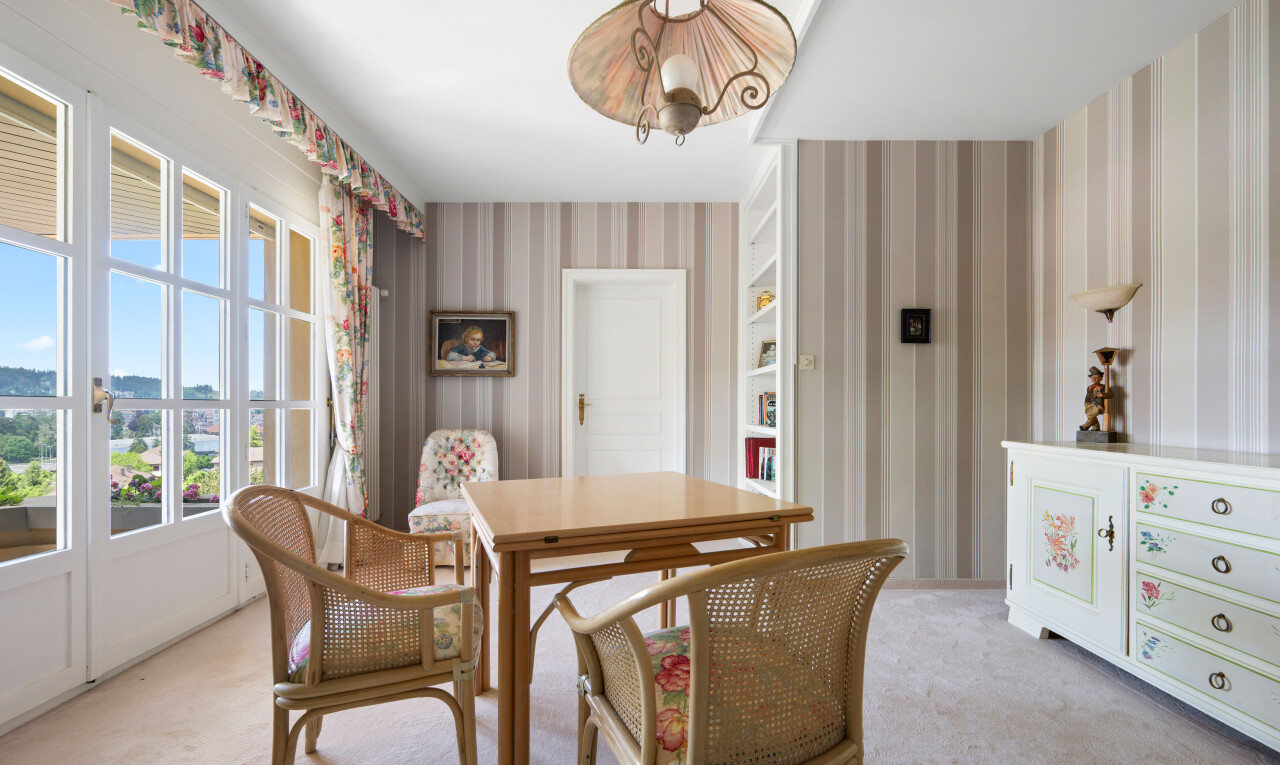 salle à manger avec carpet, moquette, inside property, natural light, et lumière naturelle