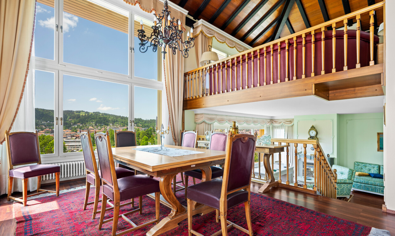 salle à manger avec inside property, wood finish floor, sol en finition bois, day time, et lustre remarquable