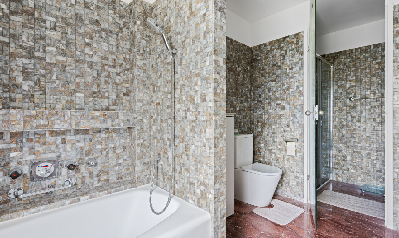 salle de bains avec douche, salle de bain complète, inside property, mur en carrelage, et tile wall