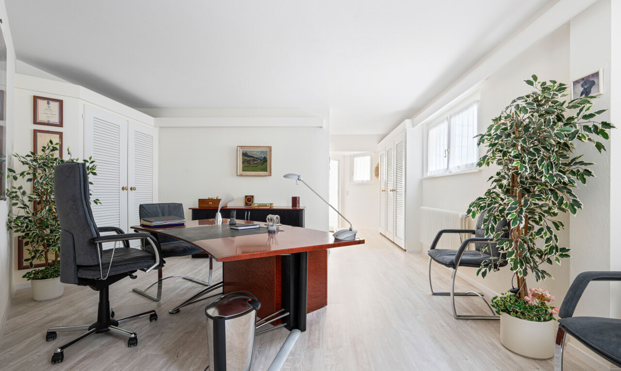 bureau avec espace bureau, inside community, wood finish floor, lumière naturelle, et natural light