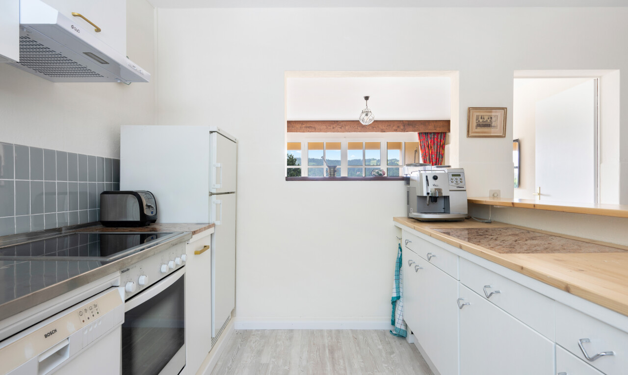 cuisine avec armoires blanches, white cabinets, hotte, four, et light floor