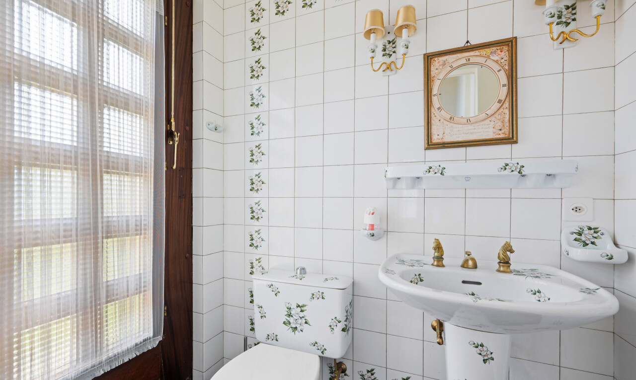 salle de bains avec mur en carrelage, tile wall, miroir, lumière naturelle, et natural light