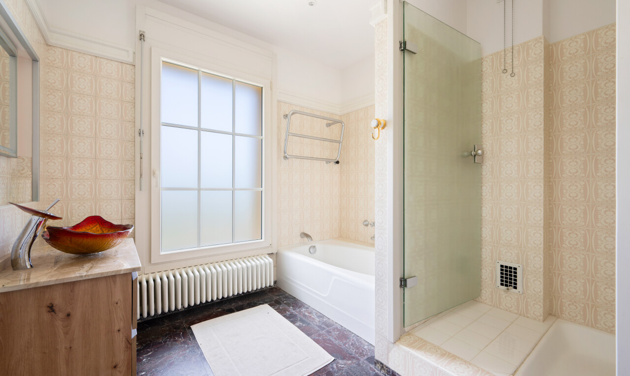 salle de bains avec bain, douche, salle de bain complète, radiateur, et inside property