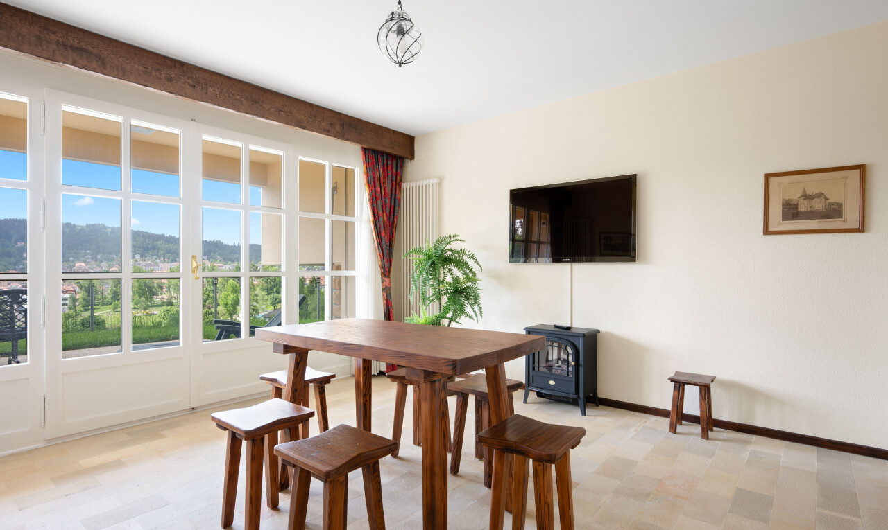 salle à manger avec inside property, cloison sèche, drywall, télévision, et lumière naturelle