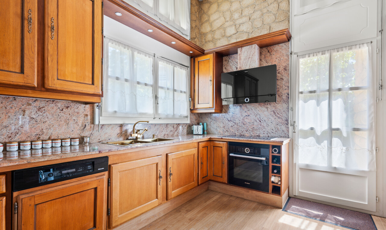 cuisine avec four, light countertops, plans de travail, light floor, et lave-vaisselle