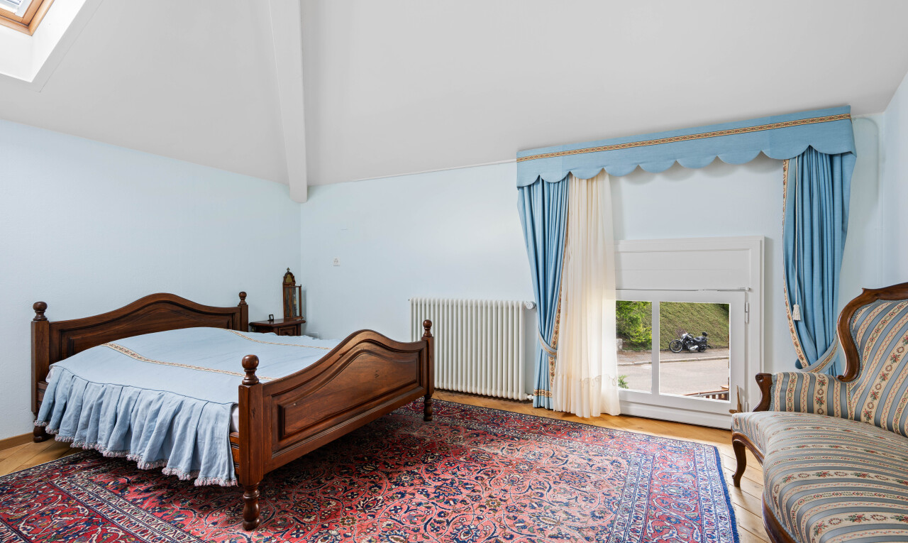 chambre avec plafond voûté, vaulted ceiling, radiateur, lumière naturelle, et natural light